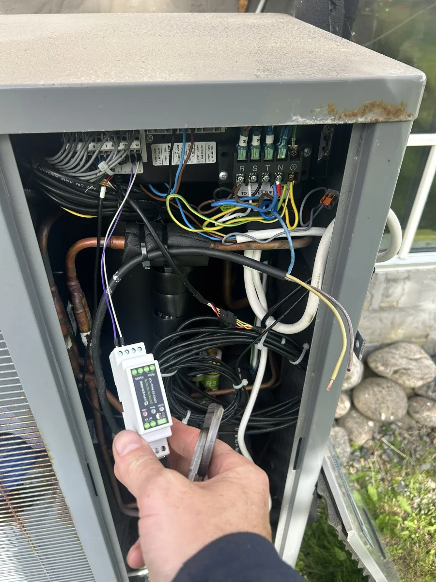 En styrmodul kopplas in i en värmepump